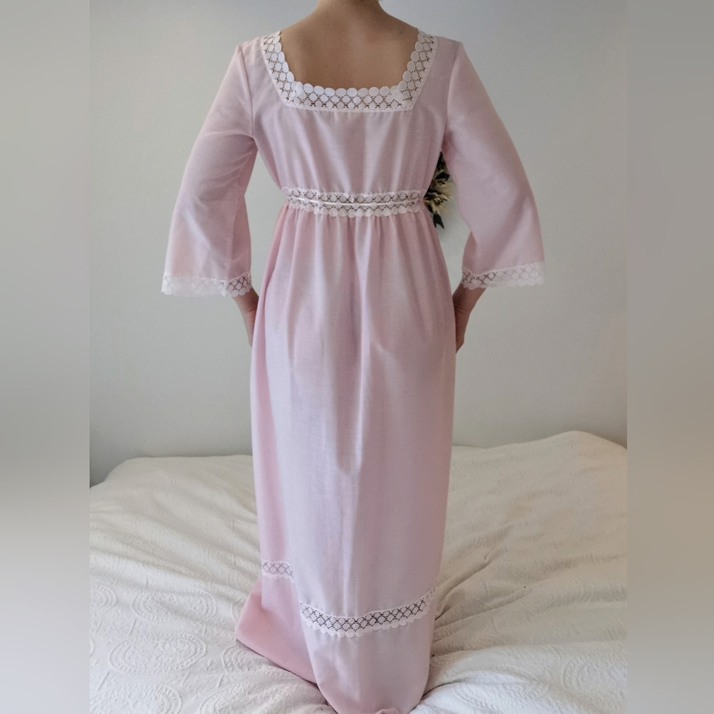 *sold* Medium vintage pink cotton nightgown, cottage core sleepwear - Picture 5 of 7